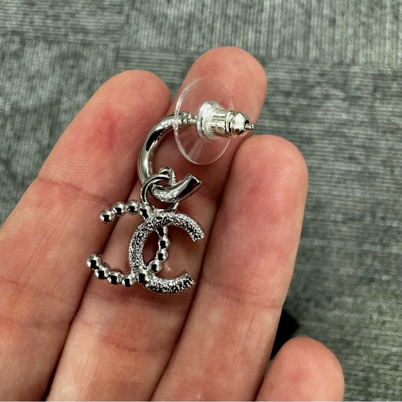 CHANEL CC LOGO EARRINGS PEARL AND CRYSTAL - Picture 7 of 10
